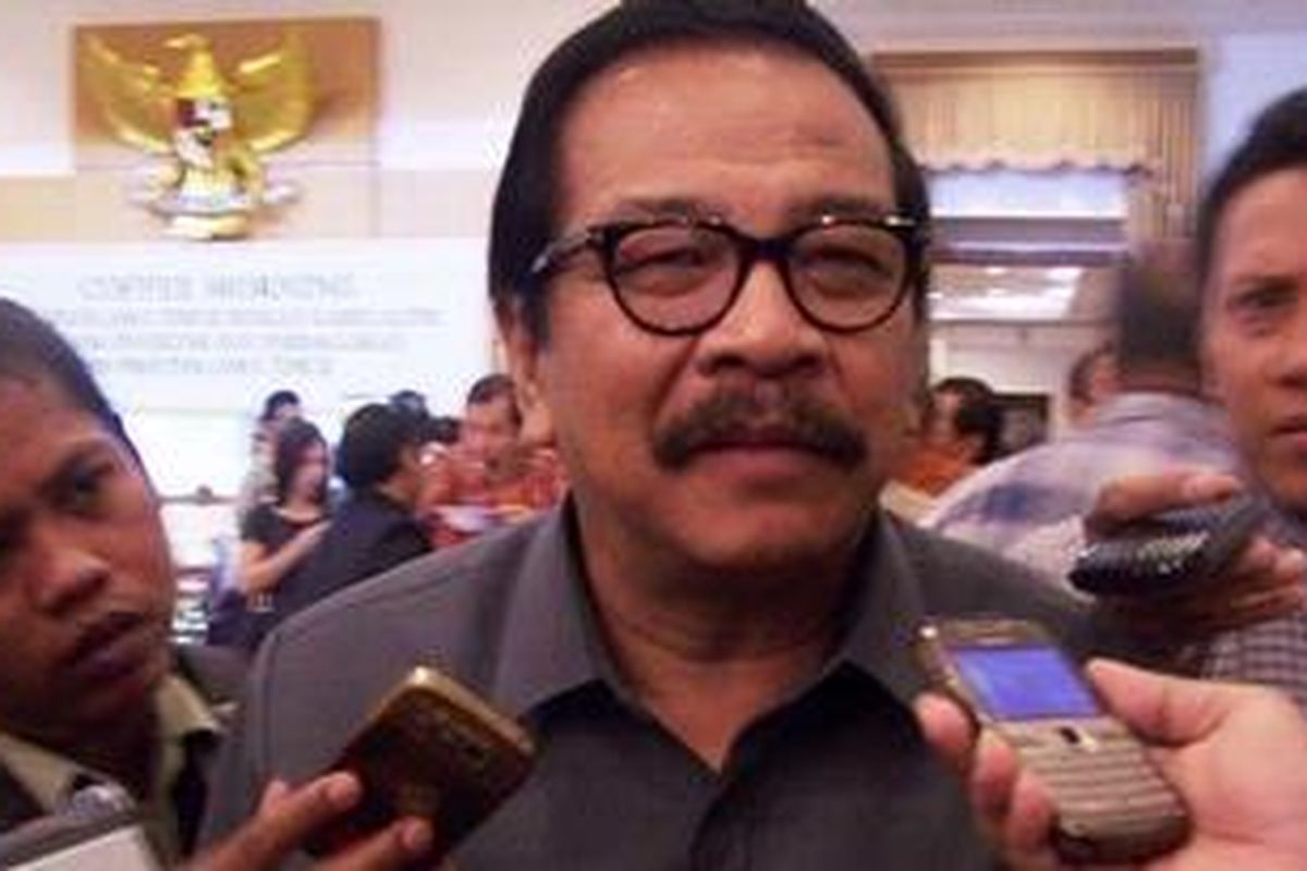 Gubernur Jawa Timur Soekarwo ditemui wartawan usai menggelar pertemuan dengan kalangan pengusaha Jawa Timur di Gedung Grahadi Surabaya, Selasa (12/4/2011). 