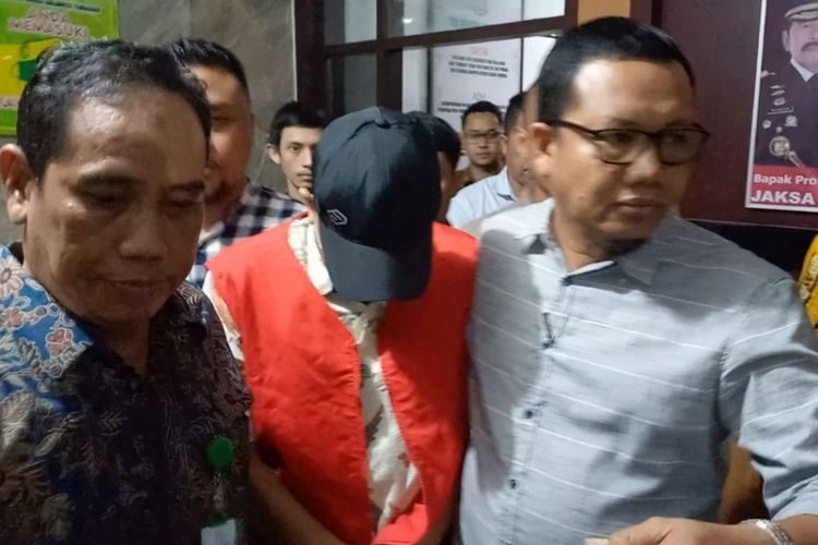 General Manager PT Antam Konawe Utara inisial HW kenakan rompi merah dan topi hitam ditahan penyidik Kejati Sultra, Jumat (23/6/2023) malam