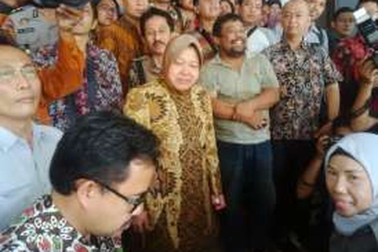 Risma menerima aksi wali murid di Balaikota Surabaya