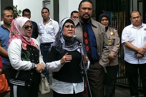 Elvy Sukaesih Terkulai Lemas Usai Beri Keterangan di Polda Metro Jaya