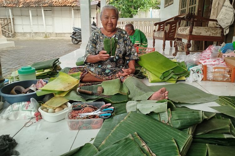 Melihat Kue Bongko Khas Arosbaya, Sudah Bertahan 55 Tahun