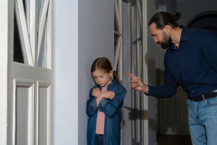 Banyak orangtua tak sadar menerapkan Parenting VOC. Simak ciri-ciri pola asuh otoriter yang bisa menekan mental dan emosi anak.