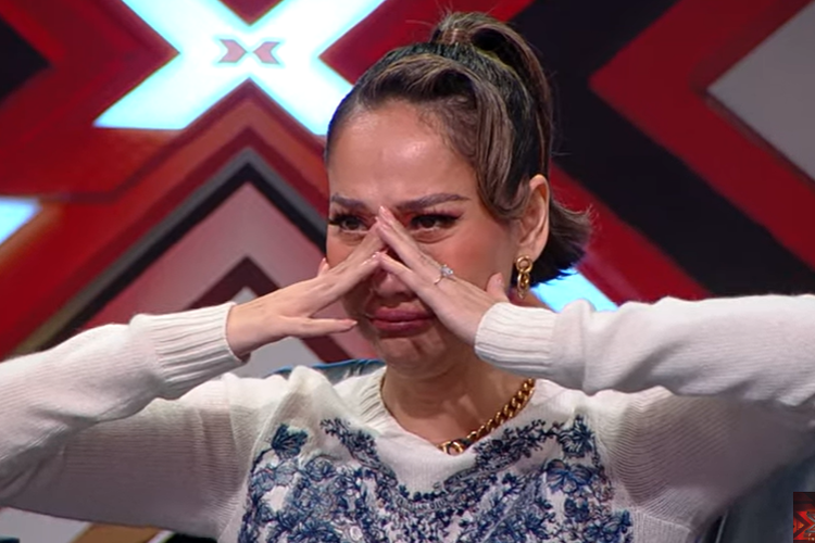 Bunga Citra Lestari menangis saat dengarkan lagu yang diciptakan Daud, peserta X Factor Indonesia, untuknya