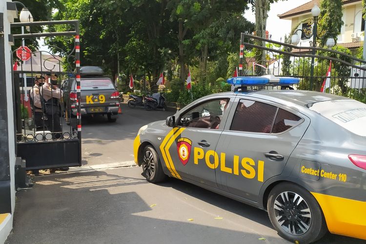 Rombongan kendaraan polisi memasuki kompleks rumah dinas Bupati Banjarnegara, Jawa Tengah, Selasa (10/8/2021).