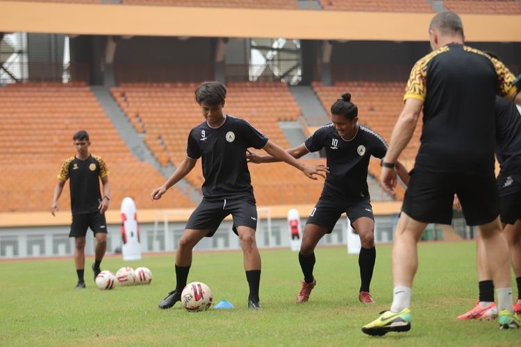 Skuad PS Sleman saat menjalani pemusatan latihan (TC)  di Stadion Wibawa Mukti, Cikarang, Kabupaten Bekasi, Jawa Barat, Kamis (17/6/2021). TC berlangsung mulai Kamis (10/6/2021) hingga Jumat (18/6/2021).