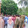 Protes Ada Praktik Pungli, Warga Desa Selaut Natuna Segel Kantor Desa