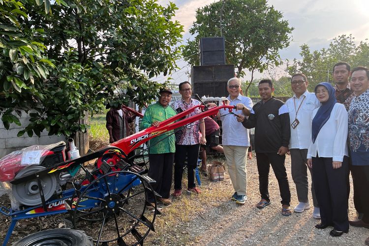 Direktur Human Capital Perum Bulog Sudarsono Hardjosoekarto memberikan bantuan empat unit hand tractor kepada Dewan Pimpinan Cabang Asosiasi Petani Tebu Rakyat Indonesia (DPC APTRI) Kabupaten Blora, Kamis (31/10/2024).
