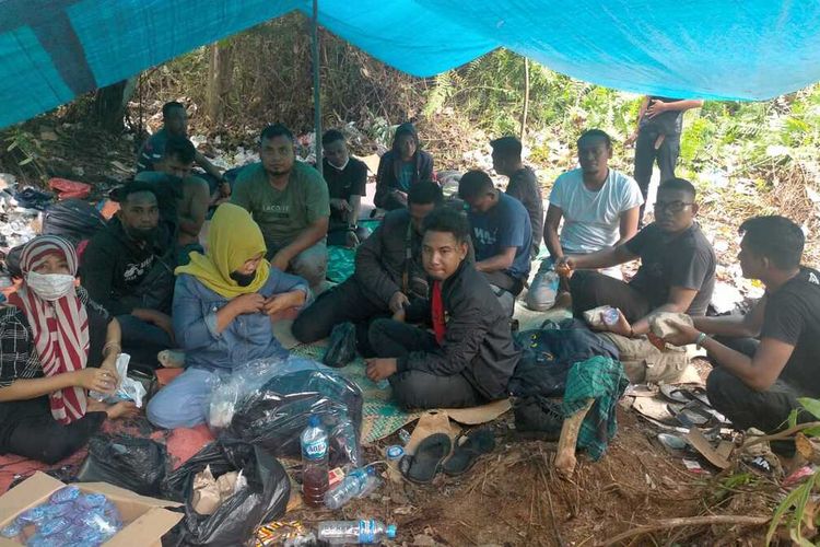 Sebanyak 58 pekerja migran ilegal saat diamankan Polsek Medang Kampai di Kota Dumai, Riau, Selasa (9/8/2022).