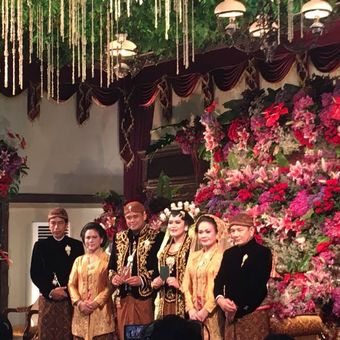 Suami istri Muhammad Bobby Afif Nasution dan Kahiyang Ayu diapit kedua orangtua masing-masing berpose dalam acara resepsi pernikahan keduanya di Gedung Graha Saba Buana, Solo, Jawa Tengah, Rabu (8/11/2017).