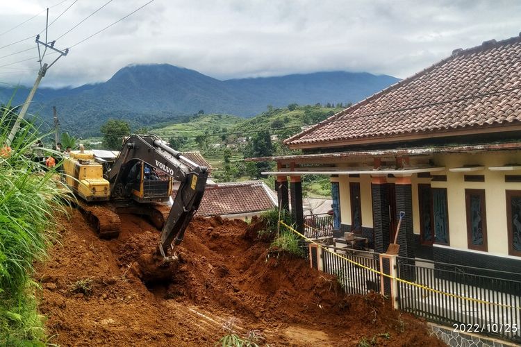 Proses pengerukan material longsoran dengan menggunakan alat berat di Kampung Cileutik, Desa Pasir Datar Indah, Kecamatan Caringin, Sukabumi, Jawa Barat, Selasa (25/10/2022).