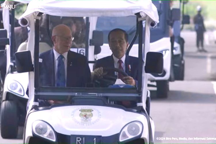 Presiden Joko Widodo saat mengemudikan mobil golf yang membawa Gubernur Jenderal Australia, David Hurley menuju Kebun Raya Bogor di Bogor, Jawa Barat, Jumat (17/5/2024).