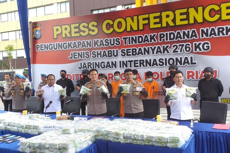 Kapolda Riau Irjen Muhammad Iqbal (tengah) bersama jajaran memperlihatkan barang bukti 276 kilogram sabu saat konferensi pers di Mapolda Riau, Rabu (1/2/2023).