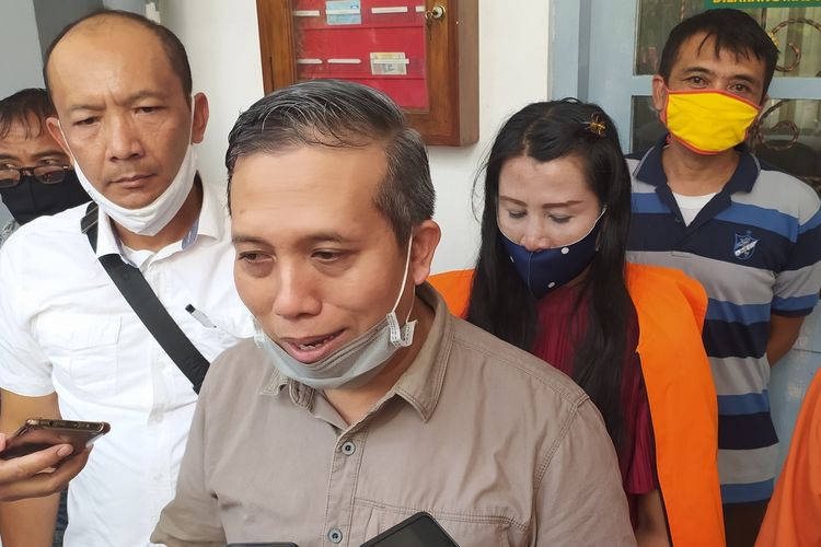 Kepala Kejari Purwokerto Sunarwan memberikan keterangan kepada wartawan sesuai menangkap buron Partinah (43) di Kantor Kejari Purwokerto, Kabupaten Banyumas, Jawa Tengah, Rabu (23/9/2020).