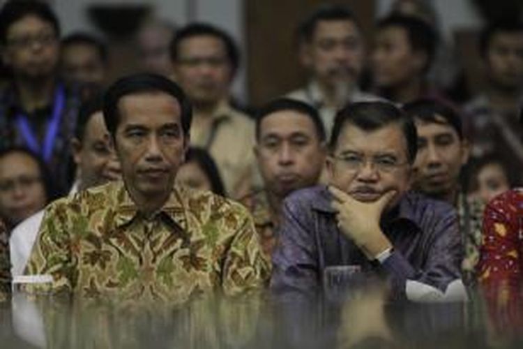 Pasangan calon presiden dan wakil presiden, Joko Widodo (Jokowi) dan Jusuf Kalla (JK) hadir pada pengumuman rekapitulasi hasil penghitungan perolehan suara peserta Pemilu Presiden dan Wakil Presiden 2014 di Kantor Komisi Pemilihan Umum (KPU), Jakarta, Selasa (22/7/2014) malam. KPU menetapkan Jokowi-JK sebagai pemenang Pilpres 2014 dengan memperoleh 53,15 persen suara. KOMPAS IMAGES/KRISTIANTO PURNOMO