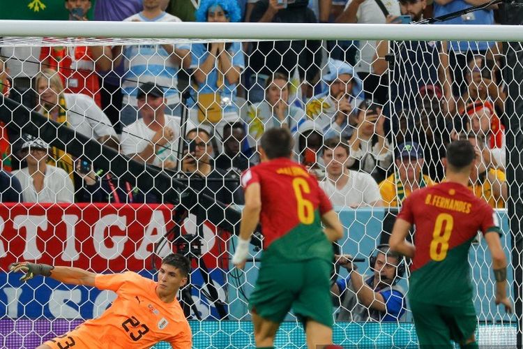 Gelandang Portugal Bruno Fernandes mencetak gol kedua timnya dari tendangan penalti pada laga Grup H Piala Dunia 2022 Qatar antara Portugal vs Uruguay di Stadion Lusail di Lusail, utara Doha pada Selasa 29 November 2022.