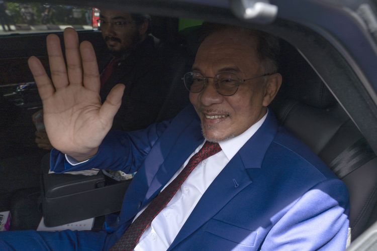 Pemimpin oposisi Malaysia Anwar Ibrahim melambai ke media setelah bertemu dengan Raja Malaysia di Kuala Lumpur, Malaysia, Selasa (13/10/2020). Pekan lalu, dia mengatakan bahwa akan memberikan bukti yang kuat dan meyakinkan tentang dukungan yang dimilikinya kepada Raja Malaysia dari anggota parlemen yang akan memungkinkannya untuk menggeser Perdana Menteri Muhyiddin Yassin.