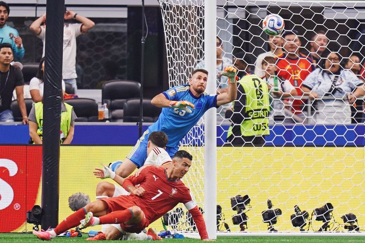 Rekor Historis Unai Simon dan Spanyol Usai Pulangkan Cristiano Ronaldo dkk
