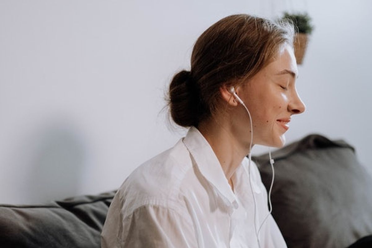 Mendengarkan musik menenangkan bisa membantu kita lebih cepat tidur.