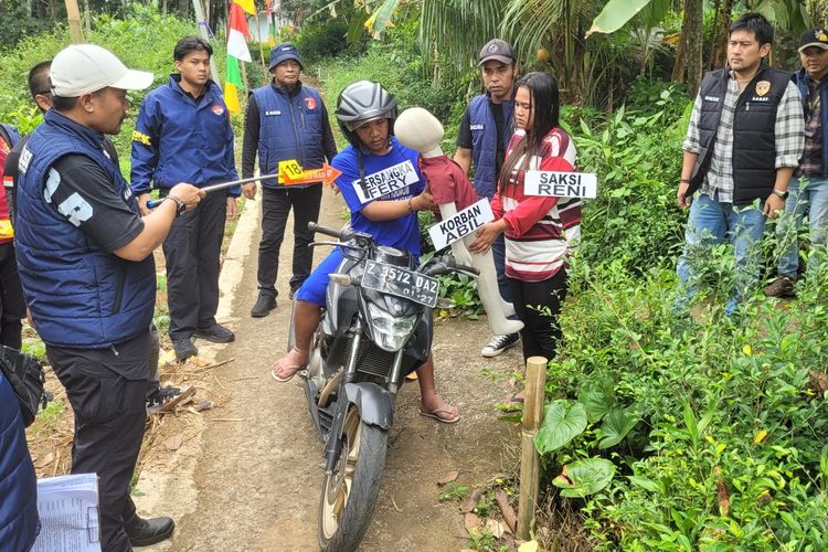 Polisi melakukan rekonstruksi saat pelaku FA menjemput korban AK di sebuah gang sebelum dianiaya di Wanareja, Kabupaten Cilacap, Jawa Tengah, Senin (11/8/2025).
