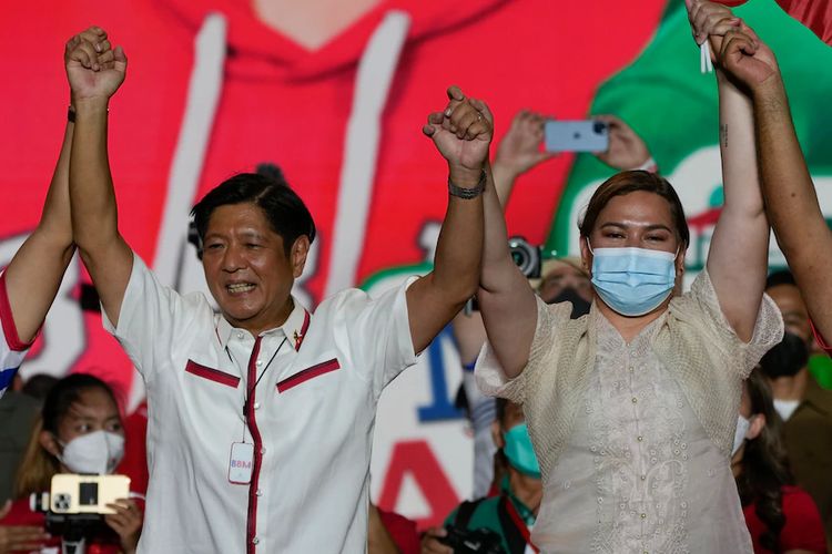 Ferdinand Marcos Jr berkampanye dengan pasangannya sebagai wakil presiden Sara Duterte, putri presiden saat ini Rodrigo Duterte.