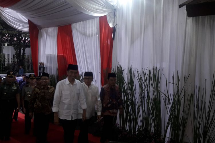 Presiden Joko Widodo saat mendatangi kediaman Ketua MPR RI Zulkifli Hasan di Kompleks Widya Chandra, Jakarta Selatan, Jumat (2/7/2017).