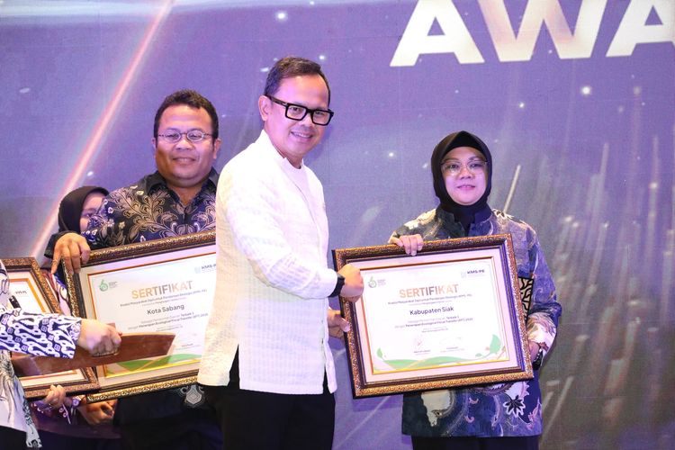 Wakil Menteri Dalam Negeri (Wamendagri) Bima Arya Sugiarto menyerahkan penganugerahan Ecological Fiscal Transfer (EFT) kepada sejumlah pemerintah daerah terpilih dalam Konferensi Nasional Pendanaan Ekologis 2025 di Hotel Aryaduta, Jakarta, Selasa (5/8/2025).