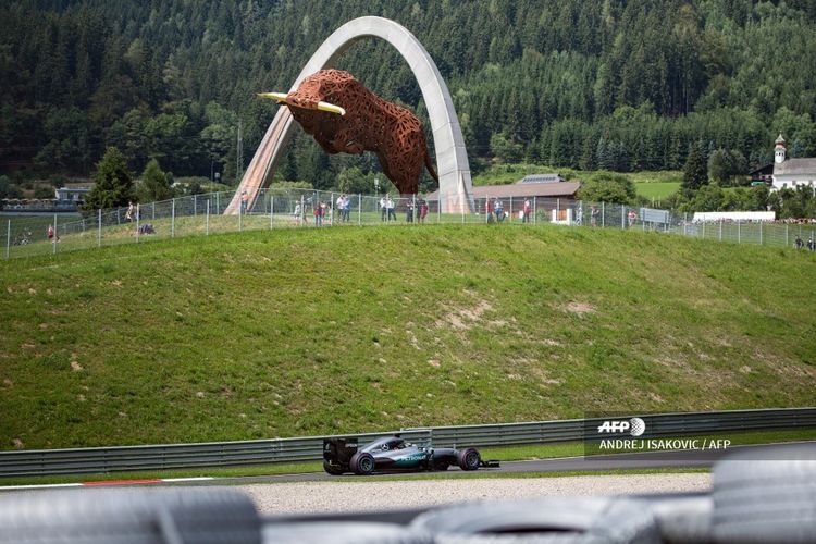 Pebalap Inggris Mercedes AMG Petronas Tim F1 Lewis Hamilton mengendarai selama sesi latihan Grand Prix Formula Satu Austria di Red Bull Ring di Spielberg, Austria pada 1 Juli 2016.