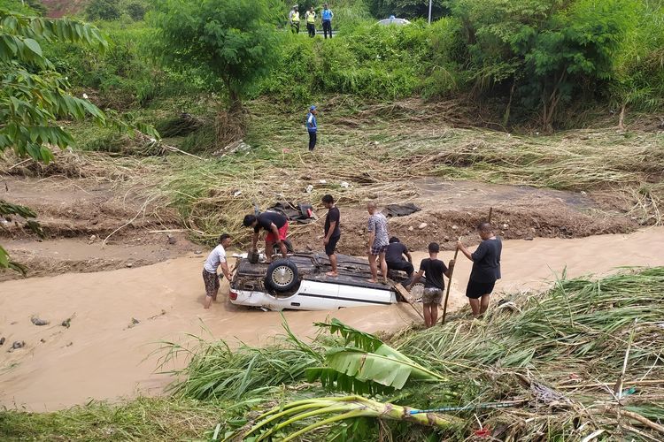 Saat warga dan petugas kepolisian evakuasi mobil warga di Sungai Sihingas Semarang. Senin (7/11/2022)