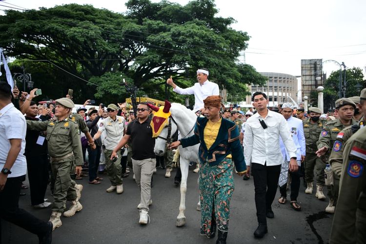 Gubernur Jawa Barat (Jabar) Dedi Mulyadi dalam rangkaian peringatan Hari Jadi Provinsi Jawa Barat di Bandung, Selasa (19/8/2025).
