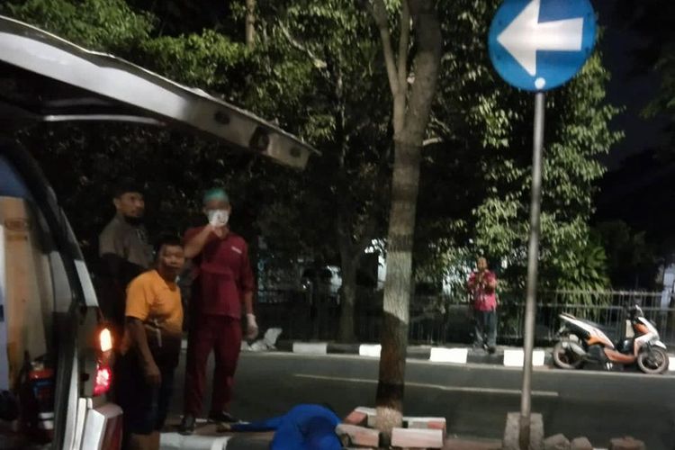 Ibu rumah tangga korban begal yang tewas usai menabrak pembatas jalan, saat hendak dievakuasi petugas menuju rumah sakit, Jumat (3/11/2023).