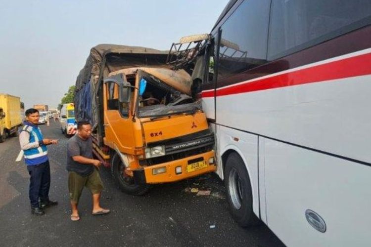 Kecelakaan antara truk fuso dengan bus Primajasa di Tol Purbaleunyi yang menewaskan satu orang, Kamis (9/11/2023). 