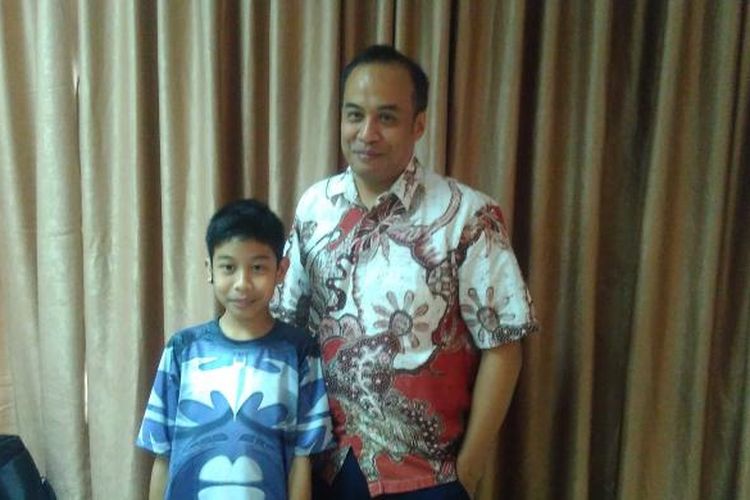 Dave dan ayahnya Wira ditemui saat temu media di RSCM Kencana, Selasa (24/1/2017).