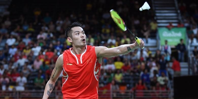 Pebulu tangkis tunggal putra China, Lin Dan, berupaya mengembalikan kok dari pemain Malaysia, Lee Chong Wei, dalam laga semifinal Olimpiade 2016 di Rio De Janeiro, Brasil, 19 Agustus 2016.