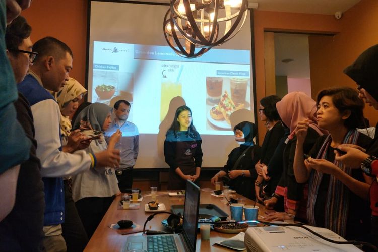 Peserta kelas Food Pairing & Food Photography kerja sama Kompas.com dan Caribou Coffee di gerai Caribou Coffee Senopati, Sabtu (19/1/2019).