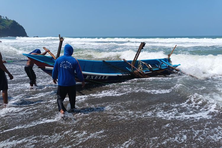Sebanyak 15 unit kapal nelayan rusak akibat hantaman ombak besar dan angin kencang. Ada yang terdampar hingga tenggelan ke dasar laut. 