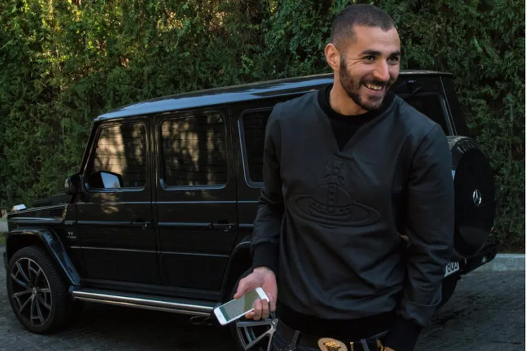 Striker Real Madrid, Karim Benzema, berpose bersama mobil Mercedes-AMG Classe G63 miliknya.