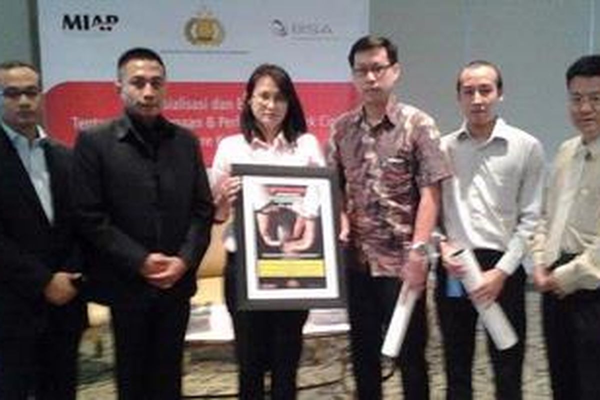 Polri meluncurkan kampanye sosialisasi dan edukasi penghargaan dan pelanggaran hak cipta software komputer, Kamis (16/2/2012), didukung oleh Masyarakat Indonesia Anti Pembajakan (MIAP), dan melibatkan produsen komputer dan pengelola mall.