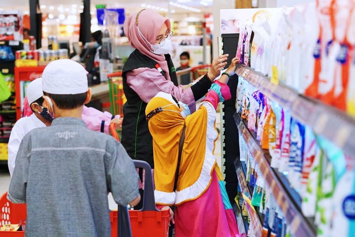 Dompet Dhuafa dan Lulu Hypermarket ajak 20 anak yatim berbelanja kebutuhan lebaran di The Park Mall Sawangan, pada Minggu (9/5/2021). Kegiatan tersebut menjadi kado dari para donatur untuk anak-anak yatim dan dhuafa jelang Hari Raya Idul Fitri.