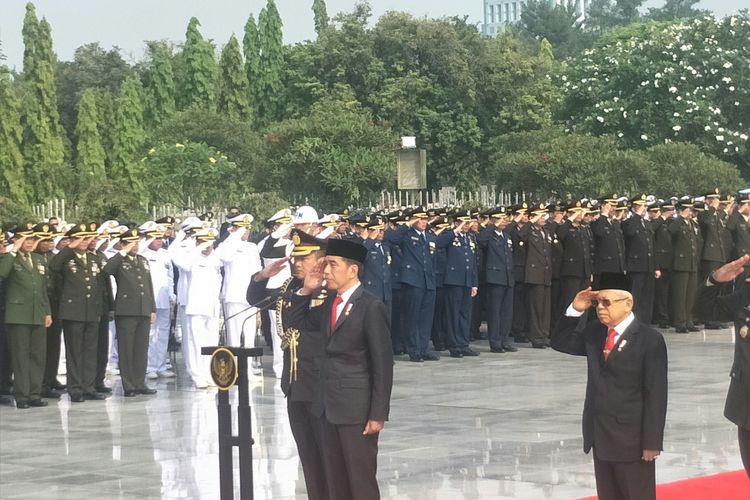 Presiden Joko Widodo memimpin upacara peringatan Hari Pahlawan