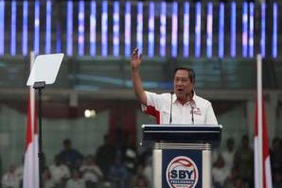 Calon presiden Susilo Bambang Yudhoyono berorasi saat berlangsung kampanye terbuka pasangan SBY-Boediono di Stadion Utama Gelora Bung Karno, Jakarta, Sabtu (4/7). 