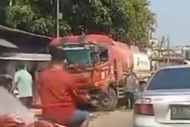 Sebuah truk tangki Pertamina pengangkut bahan bakar mengalami kecelakaan di Jalan Raya Cianjur-Padalarang. Kecelakaan tepatnya terjadi di Kampung Warung Tiwu, Desa Cipatat, Kecamatan Cipatat, Kabupaten Bandung Barat (KBB), Jawa Barat, Rabu (3/7/2024)