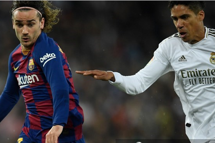 Antoine Griezmann berebut bola dengan Raphael Varane dalam laga pekan ke-26 La Liga Spanyol yang mempertemukan Real Madrid vs Barcelona di Stadion Santiago Bernabeu, Madrid, Minggu, 1 Maret 2020.