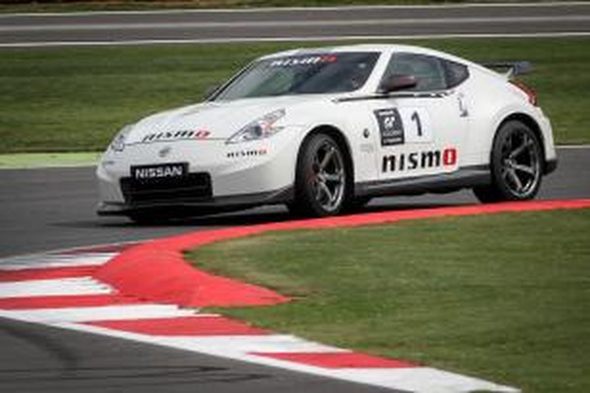 Aksi Nissan 370Z di Sirkuit Silverstone, Northampton, Inggris