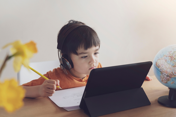 Ilustrasi anak menjalani pembelajaran jarak jauh (Shutterstock/ Ann in the uk)
