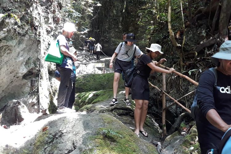 Wisatawan trekking di kawasan wisata Kolam Ajele di Raja Ampat, Papua Barat, Sabtu (19/10/2019).