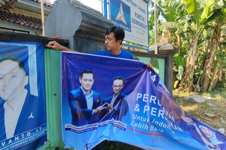 DPC Partai Demokrat mencopot dan merobek spanduk bergambar foto Anies di Kantor DPC Partai Demokrat Kabupaten Cirebon, Jumat (1/9/2023)