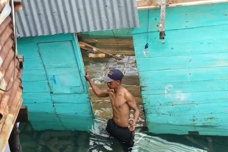 Tiga buah rumah yang berada di daerah pesisir pantai Desa Mola Nelayan Bakti, Kecamatan Wangi-wangi Selatan, ambruk dan jatuh ke laut, Sabtu (16/3/2024) pagi.