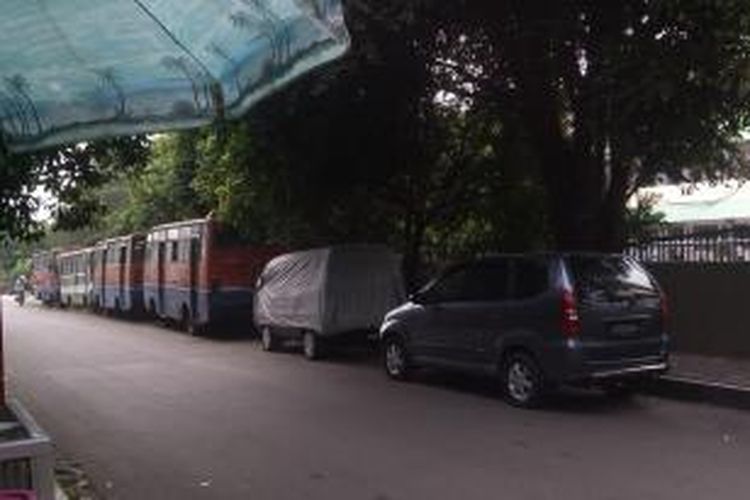 Metromini trayek 79 Lebak Bulus-Blok M ini berjejer di depan sekolah SMP Muhammadiyah 8 Kebayoran Lama. Sekolah ini jadi tidak terlihat sebagai sekolah dan terlihat kumuh karena keberadaan metromini tersebut,Jakarta,Selasa (10/9/2013).