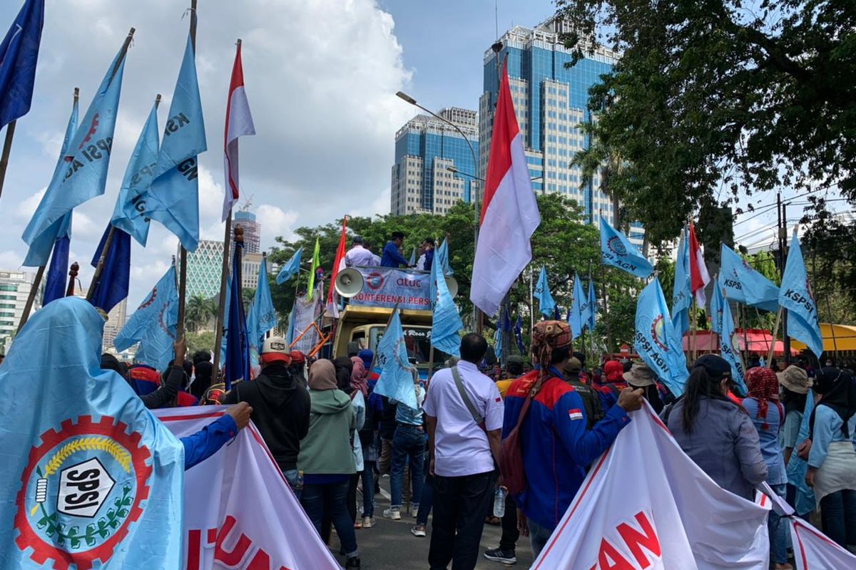 Massa buruh dari KSPSI menggelar aksi unjuk rasa di kawasan Patung Arjuna Wijaya atau Patung Kuda pada Kamis (12/5/2022).