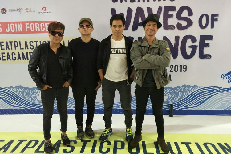 (dari kiri) Personel Band Wolftank Kin The Fly, Noey Java Jive, Tyo Nugros, dan Ariyo Wahab The Dance Company di Grand Indonesia, Jakarta Pusat, Jumat (11/10/2019).